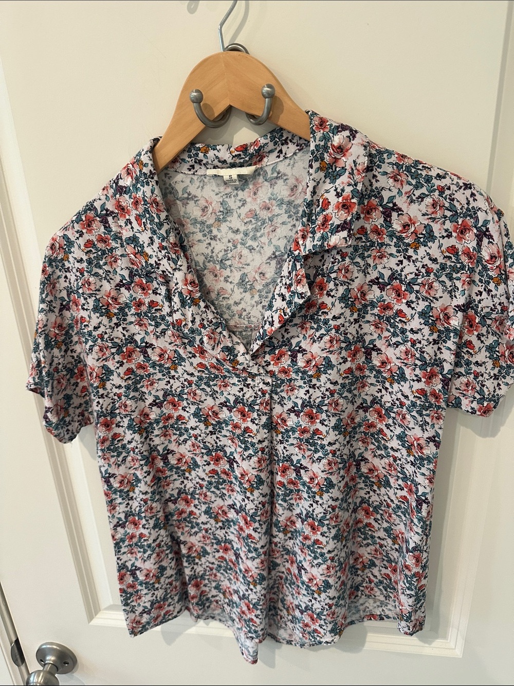 Promesa Floral Button-Down Short Sleeve Shirt in White, Pink and Green
